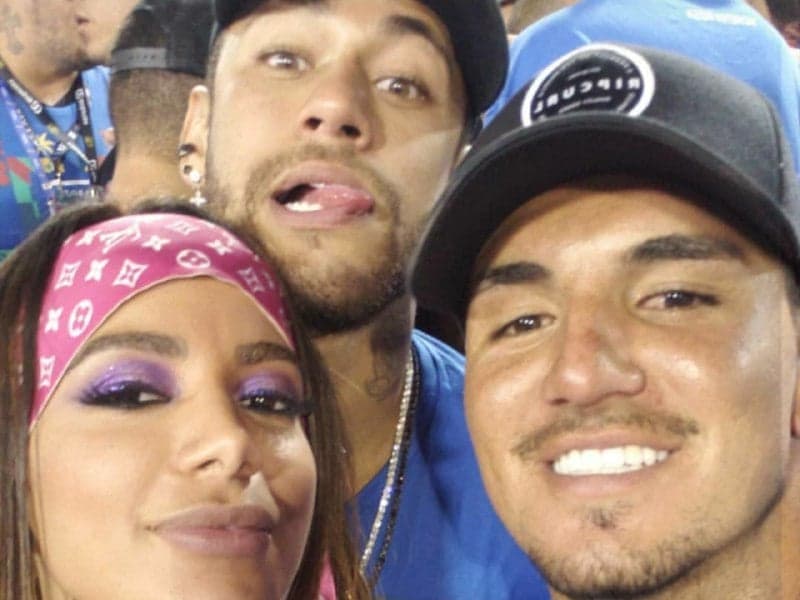 Após ficar com Anitta, Neymar fura olho de Gabriel Medina, publica foto beijando a cantora e se declara: "Te amo''
