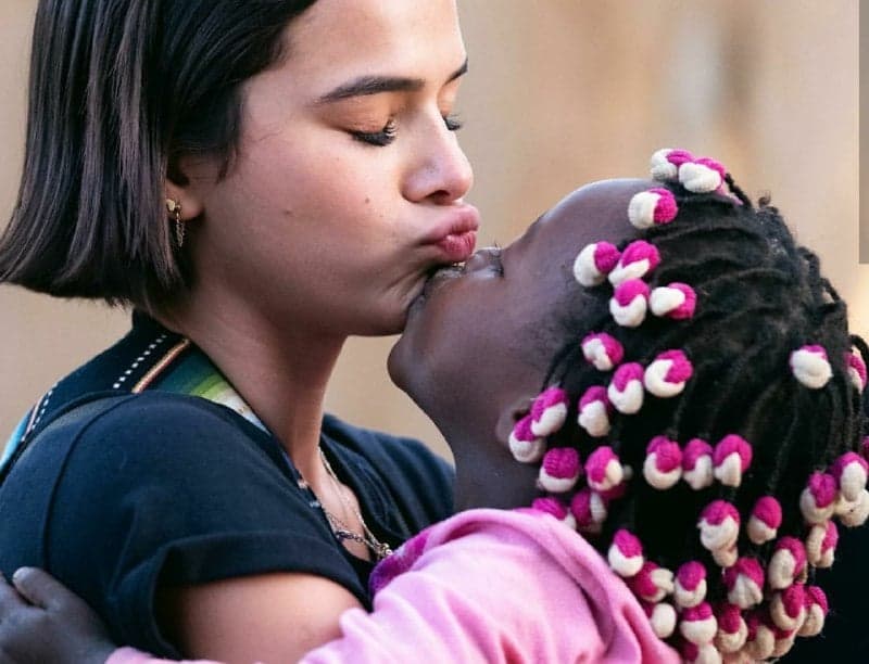 Bruna Marquezine quer adotar criança africana, surge em foto com a menina e verdade vem à tona