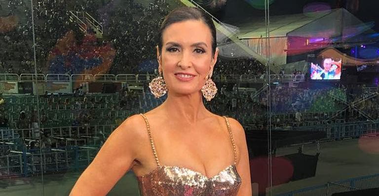 Fátima Bernardes faz caras e bocas ao lado do namorado em restaurante