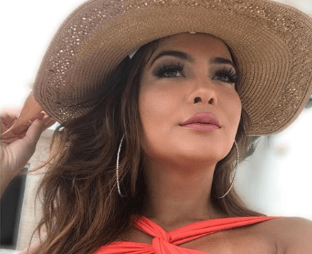 Geisy Arruda, após surgir nua, chora por causa da fama do vestido rosa e admite: "Mágoa"
