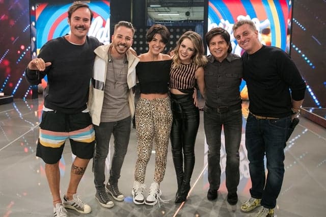 Paulinho Vilhena, Junior, Fernanda Paes Leme, Sandy, Xororó e Luciano Huck posam no palco do Caldeirão do Huck (Foto: Globo/Raquel Cunha)