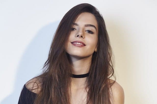 Giovanna Lancellotti muda o visual radicalmente, surge loira e detalhe chama atenção