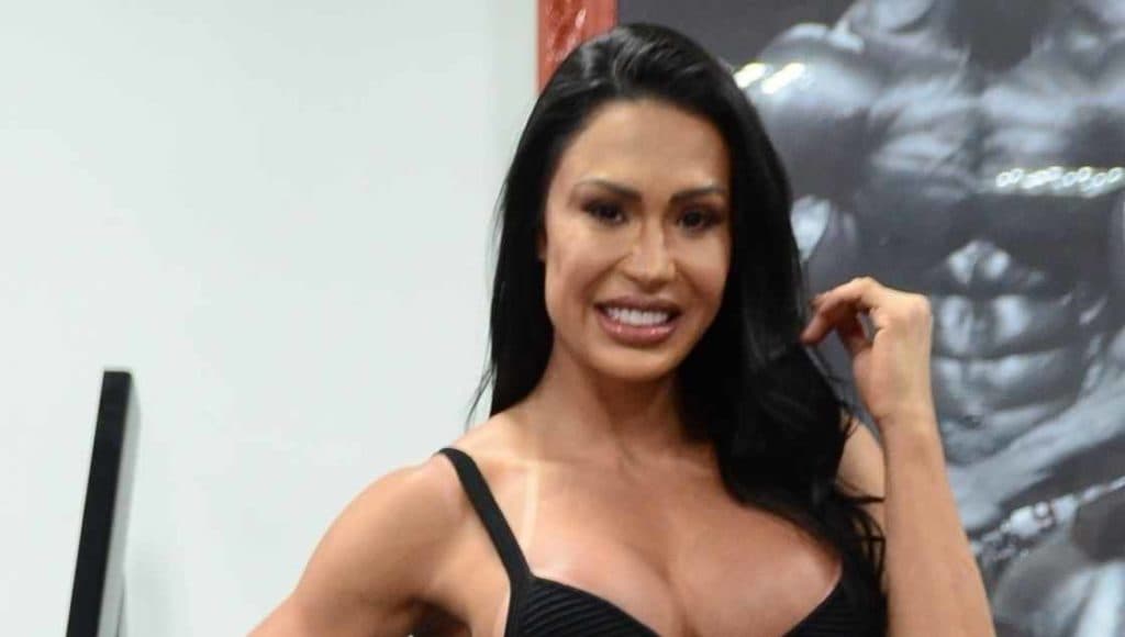 Com a ajuda da neta, Gracyanne Barbosa ensina receita de ovo e internautas disparam: "Vai seguir seus passos no mundo fitness"