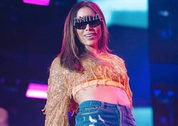 Nos EUA, Anitta não é reconhecida em lançamento do próprio álbum e passa vergonha