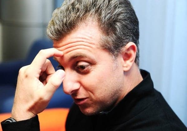 Na TV, cega reconhece Luciano Huck pelo nariz e apresentador reage