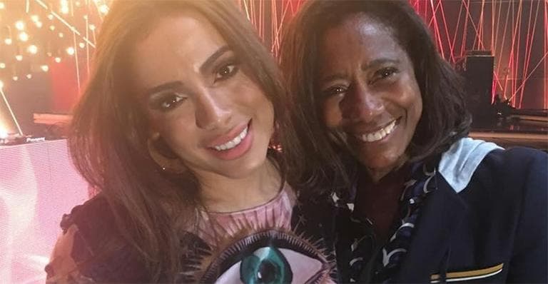 Glória Maria se encontra com Anitta em noite polêmica e faz registro inusitado com a cantora
