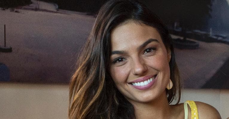 Discreta, Isis Valverde surge em raro momento com o marido e faz declaração de amor
