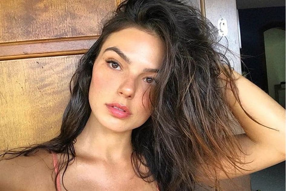 Isis Valverde posta foto polêmica e seguidores apontam semelhança