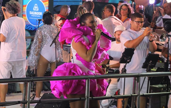 Ivete Sangalo tem atitude comovente ao avistar ambulante chorando em meio a multidão e é aclamada