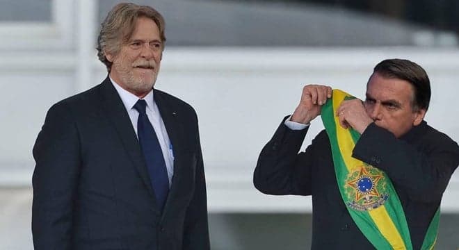 José de Abreu é aclamado presidente do Brasil, sai carregado por pessoas em aeroporto e ameaça Jair Bolsonaro