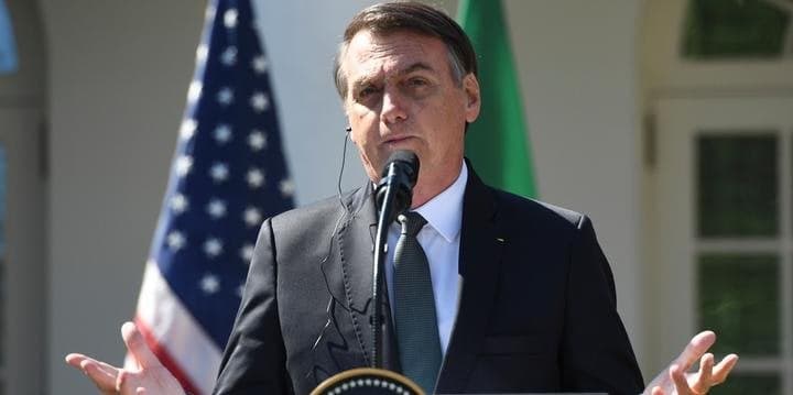 SBT interrompe a programação para dar notícia sobre Bolsonaro e público se choca