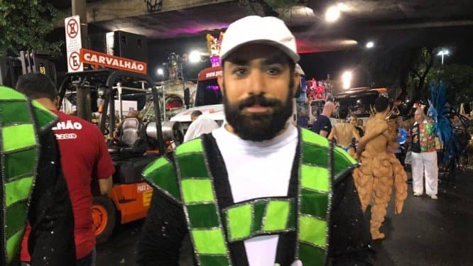 Ator da Globo, Kaysar faz estreia na Sapucaí e se emociona