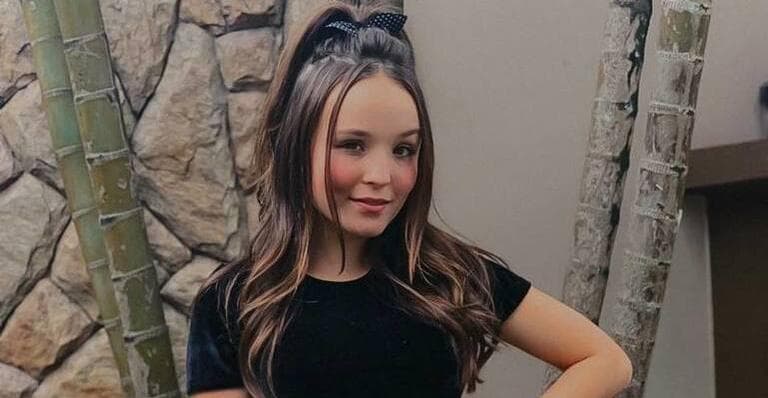 De biquíni, Larissa Manoela choca seguidores e compartilha clique sensual em piscina