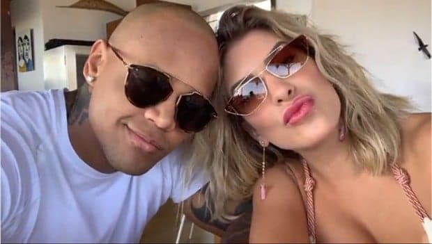 Após piada maldosa, Lorena Improta revela tática para diminuir a "mala" de Léo Santana em fotos picantes