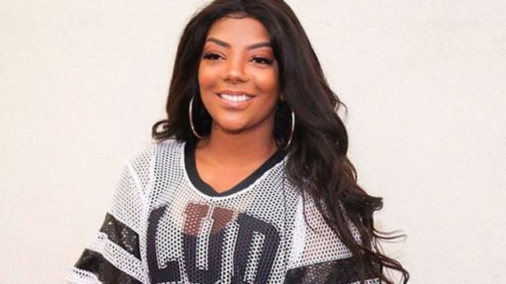 Ludmilla surge só de calcinha, ostenta boa forma e avisa: "Tô locona"