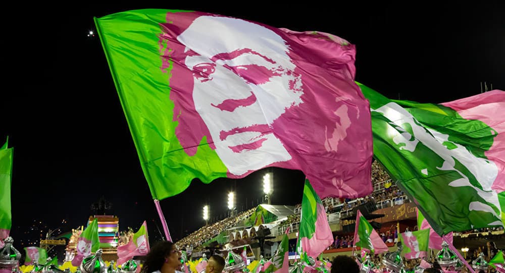 Com críticas a história, hipocrisia do Brasil e homenagem a Marielle Franco, Mangueira se torna campeã do Carnaval carioca e famosos celebram
