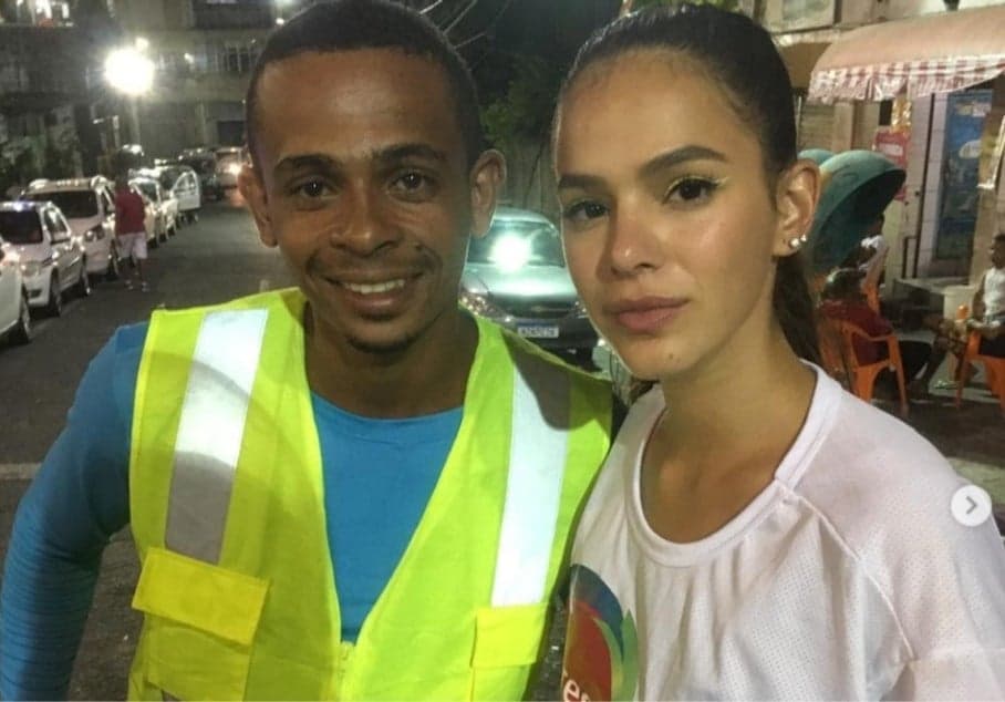 Bruno levou Bruna Marquezine de moto no Carnaval (Foto: Reprodução) Bruno levou Bruna Marquezine de moto no Carnaval (Foto: Reprodução)