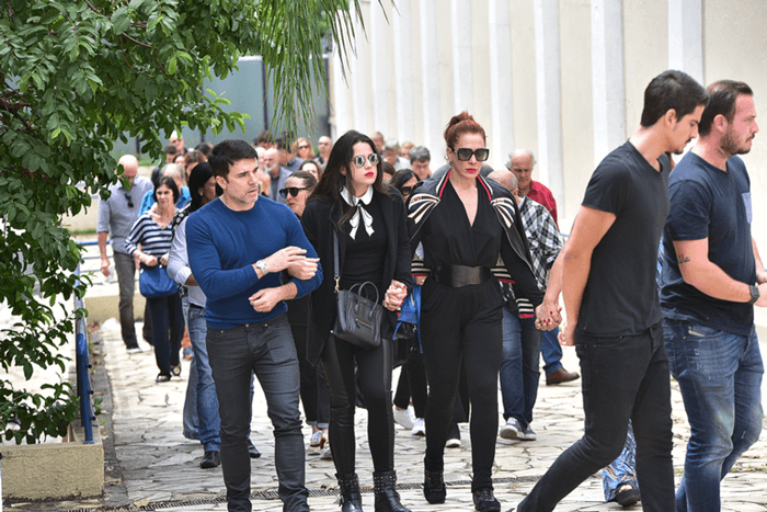 Em prantos, Claudia Raia é apoiada pela família e amigos no enterro da mãe