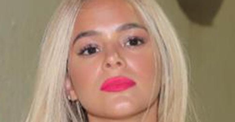 Curtindo Carnaval, Bruna Marquezine se machuca, revela ferimento com sangue e choca