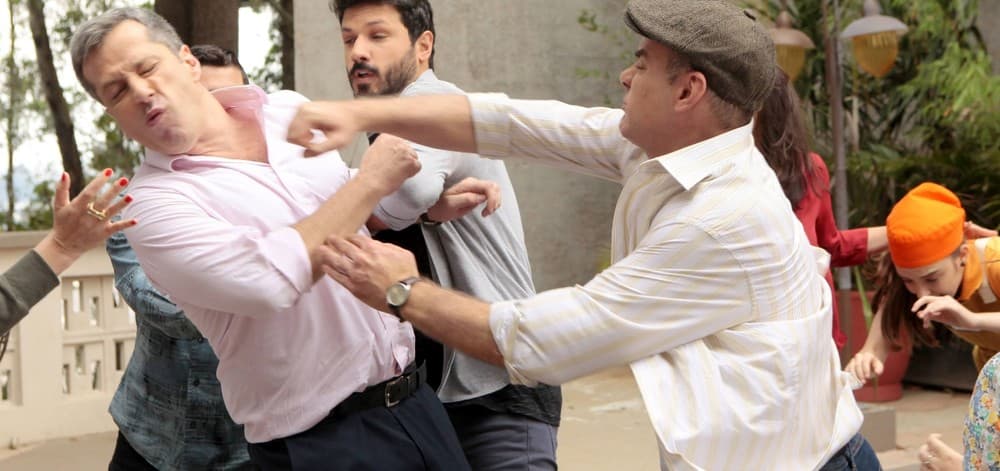 As Aventuras de Poliana: Roger humilha Raquel, Durval não gosta e eles saem no braço