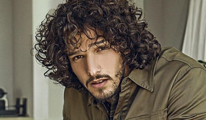 João Zoli surge em foto totalmente sem roupa e tamanho surpreende