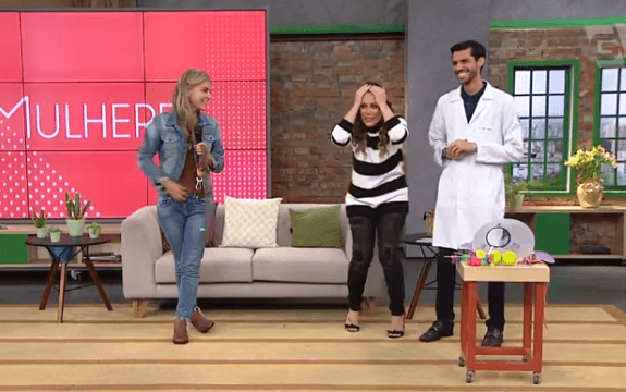 Cadela se descontrola, parte para cima, faz cocô ao vivo e apresentadora se desespera; assista