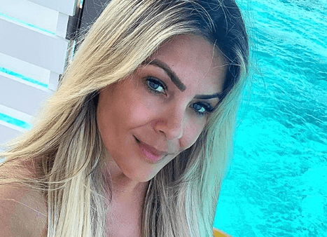 Renata Fan posa com o noivo, comemora 10 anos de namoro e faz declaração