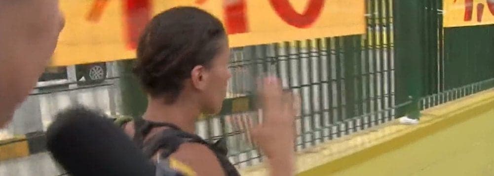 Repórter é criticado após forçar mãe de atirador de Suzano a dar entrevista: "Você se sente culpada?"