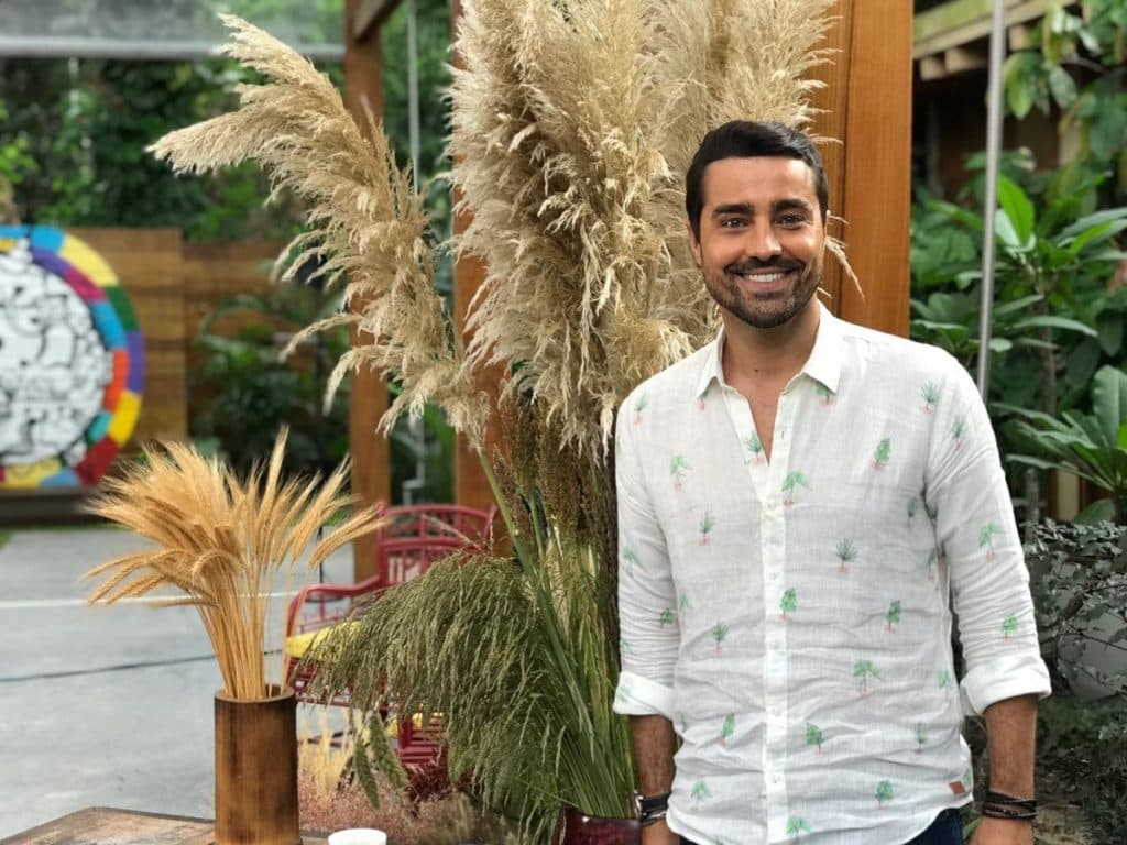 Apresentador do É de Casa surge tomando banho de sol, detalhe chama atenção e público fica babando