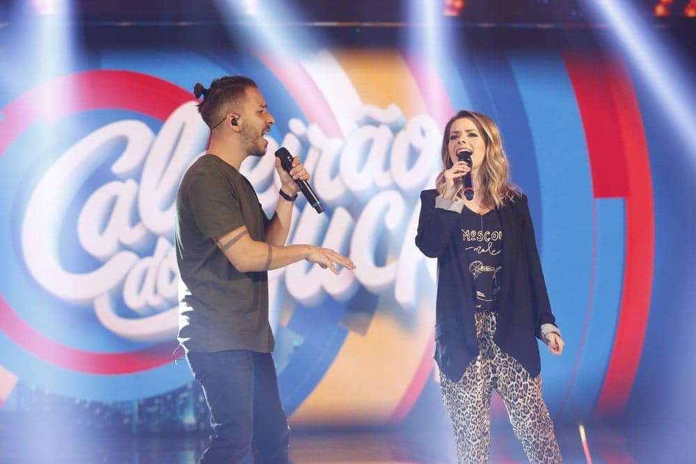 Após confusão com a Justiça, Sandy e Junior aparecem no Caldeirão do Huck e são surpreendidos
