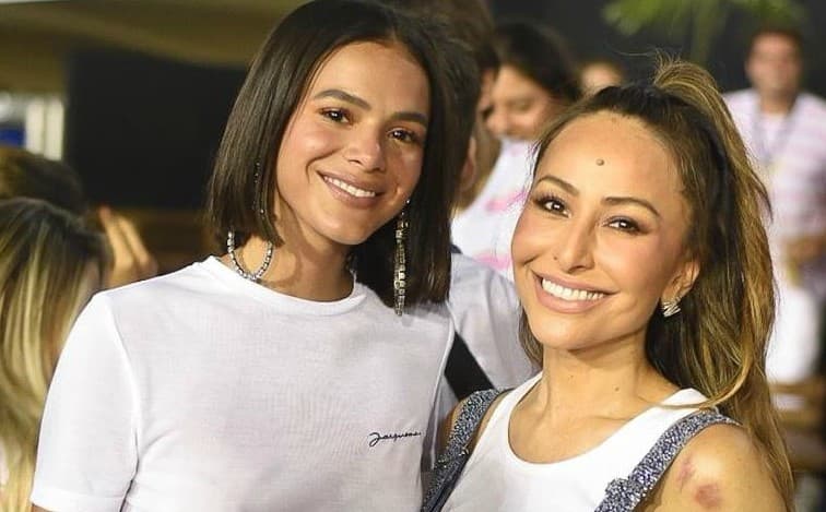 Longe de polêmicas, Bruna Marquezine visita Sabrina Sato e surge diferente