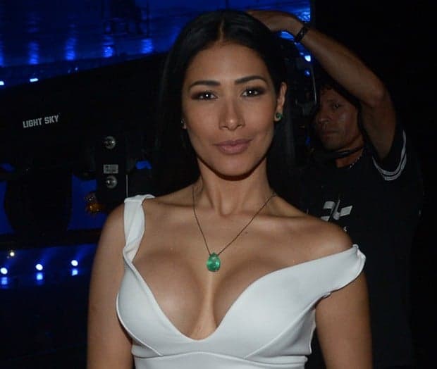 Simaria encena desfile de moda no meio do shopping, causa alvoroço e choca com novo visual