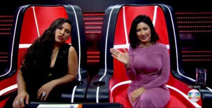 Simone não se controla e detona cabelo curto de Simaria ao vivo no The Voice