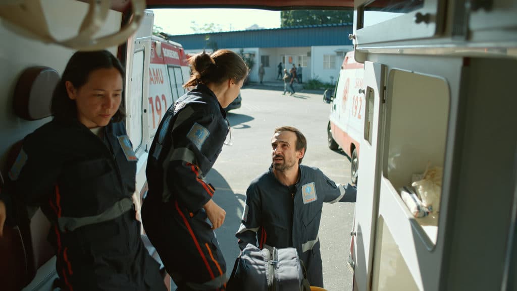 Evandro e Carolina vão viver no limite da tensão na terceira temporada de Sob Pressão; Drica Moraes entra para a série