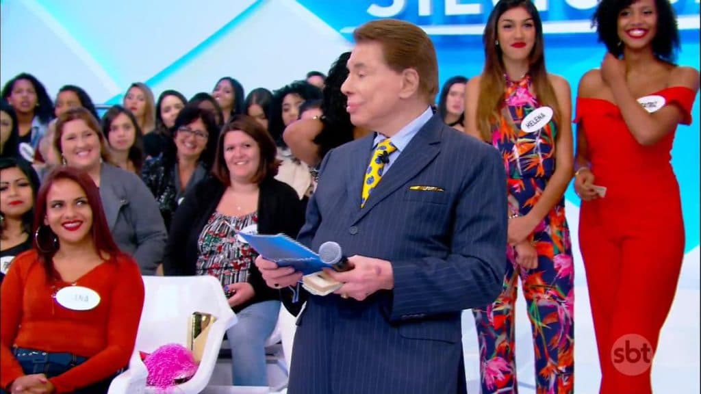 Vestido de famosa abre durante quadro em programa do SBT e Silvio Santos toma rápida decisão