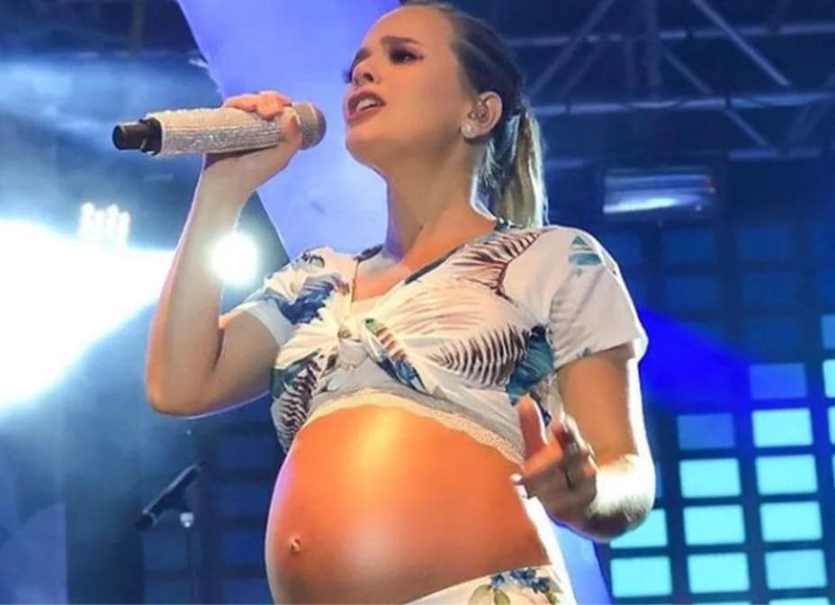 Thaeme volta aos palcos após nascimento de filha e revela grande drama vivido após retorno