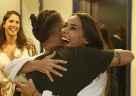 Atriz da Globo Thati Lopes recebe surpresa de Junior e tem reação inesperada; veja