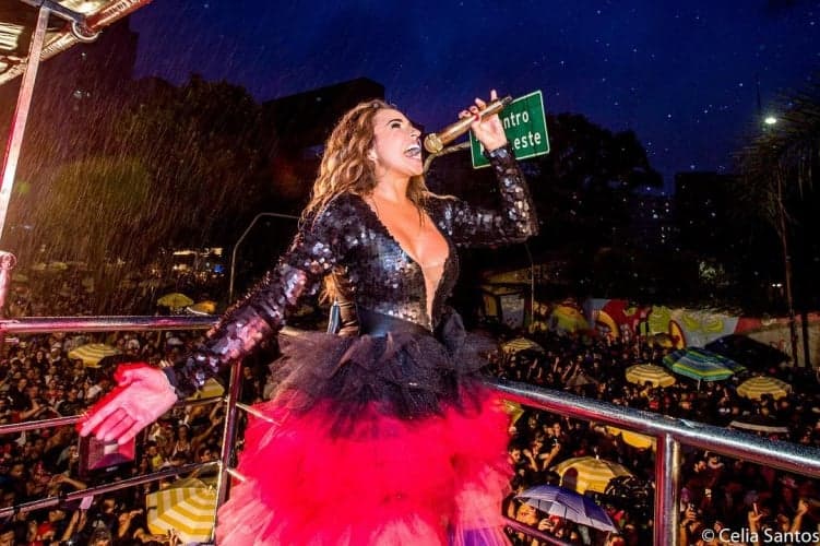 Daniela Mercury encerra carnaval detonando Bolsonaro e recebe declaração de esposa "te amo mais"