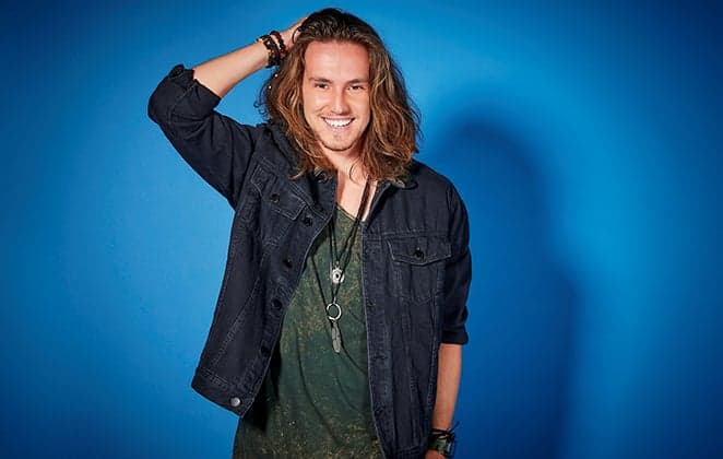 Vitor Kley tem reencontro emocionante com criança diagnosticada com tumor no cérebro e cai no choro