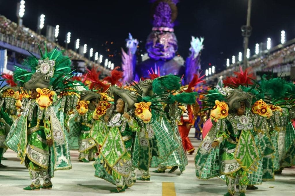 Famoso cantor é atropelado de carro durante desfile e preocupa fãs