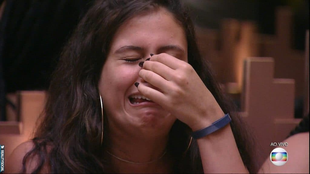 Ex-BBB Hana é detonada por causa da maquiagem, tenta rebater com alfinetada, mas acaba confessando