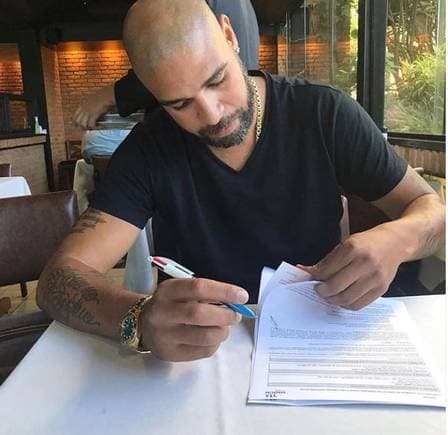 Ex-jogador assinou o contrato (Foto: Reprodução/ Instagram) Ex-jogador assinou o contrato (Foto: Reprodução/ Instagram)