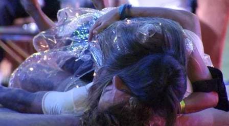 BBB19: Carol Peixinho parte pra cima de Alan, deita em cima dele e toma atitude surpreendente