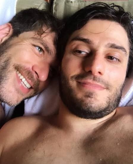 Hugo Bonemer reata relação com namorado e ganha declaração apaixonada