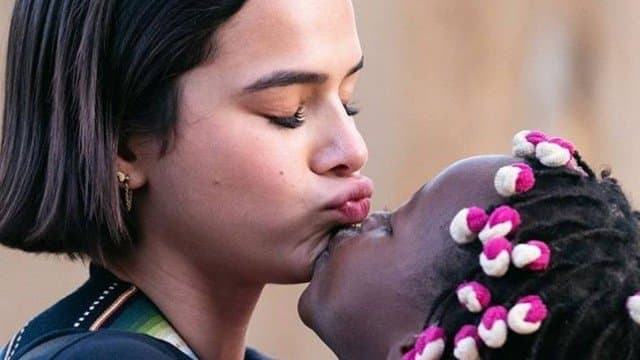 Na angola, Bruna Marquezine promove "vaquinha" para ajudar crianças e já conseguiu arrecadar mais de R$ 140 mil