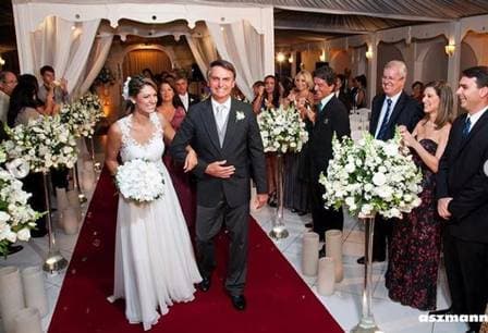 Michelle Bolsonaro surpreende e vai leiloar vestido de noiva que usou em seu casamento com Jair Bolsonaro