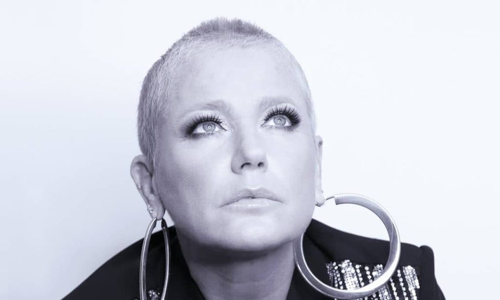 Ex-Paquita da Xuxa descobre traição e apanha do próprio marido