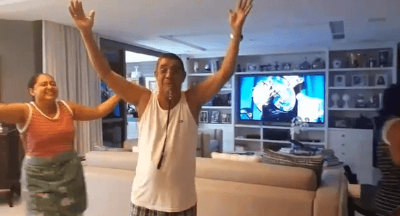 Zeca Pagodinho antecipa carnaval e faz folia em casa com funcionárias