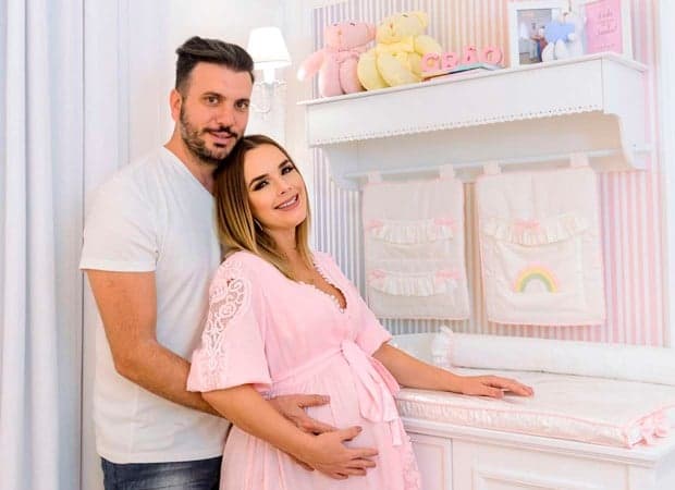 Thaeme deixa a maternidade com Liz nos braços e se emociona ao entrar em quarto da bebê