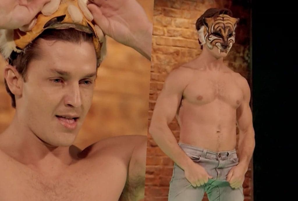 Klebber Toledo aparece pelado em Verão 90, faz pose provocativa e leva público ao delírio